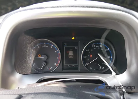 2017 Toyota Rav4 Xle z USA, uszkodzony, nr VIN JTMRFREV0HJ135998